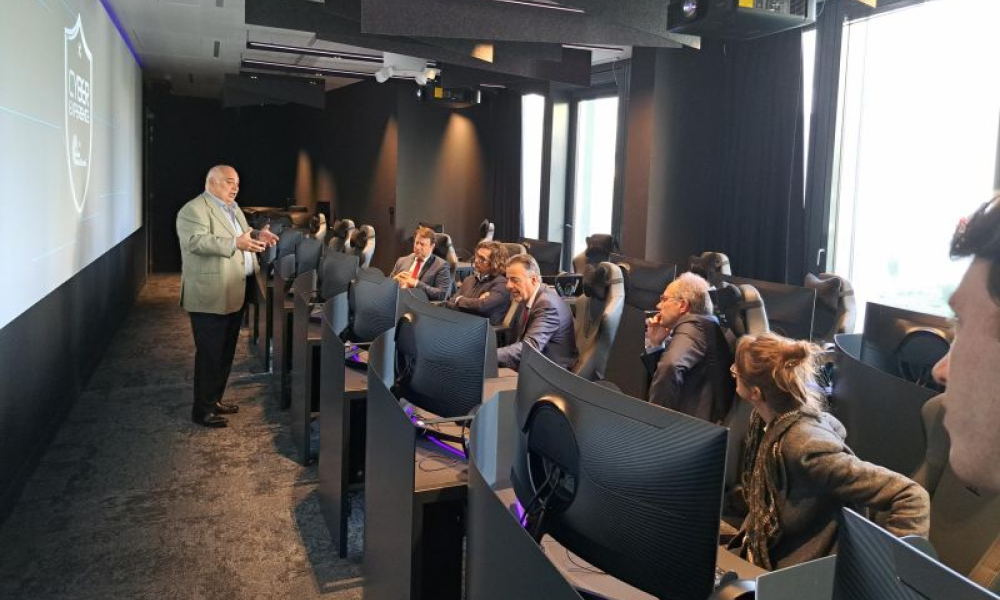 Visite Loïg Chesnais-Girard président de la région Bretagne chez Cyber Experience