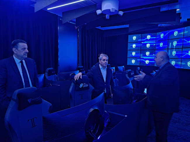 Visite de Xavier Bertrand à la salle Cyber Experience